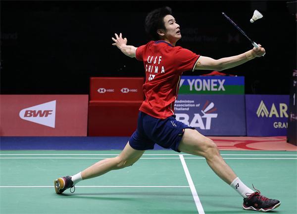 更是因两地 更是因两地